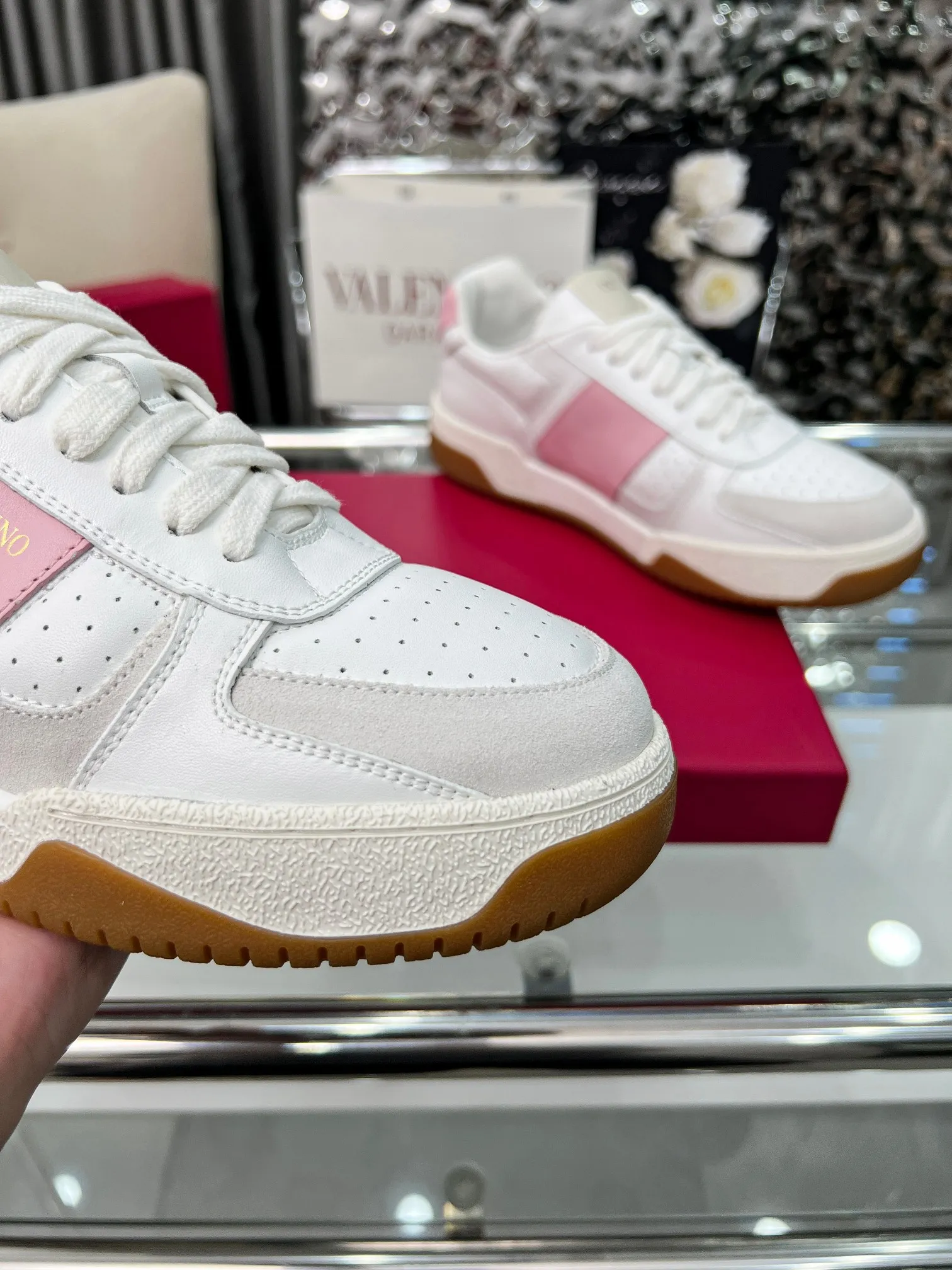 【Valentino】P: 660💰 Couple style, size: women 35-40▪️men 39-44 (customized at 45.46) Valentino 𝑶𝒏𝒆𝑺𝒕𝒖𝒅 Couple sports shoes series Valentino 2025 new couple sports shoes are on sale. The original ZP purchase and disassembly. Repeated pattern making and modification. 1:1 restoration! Top luxury masterpiece, lace-up design, soft and comfortable imported calfskin brings excellent elegant texture and excellent on-foot comfort. Top purchasing version upper: imported calfskin surface/original oil edge craftsmanship. Lining: water-dyed sheepskin lining. Outsole: original development 𝐓𝐏𝐔 two-color combination outsole. Packaging: full package with original configuration.